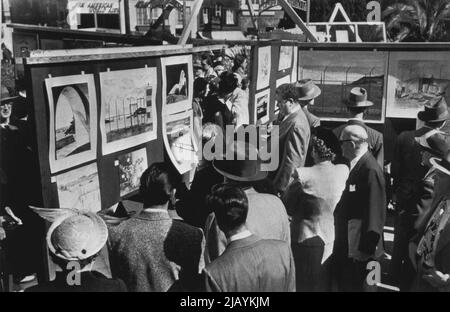 Alcatraz Kunstausstellung -- 21 Gefangene aus Alcatraz steuerten Werke zur dritten jährlichen Kunstausstellung der San Francisco Art Commission bei, die heute auf dem Union Square hier eröffnet wurde. Hier sieht ein kleiner Teil der Tausenden Besucher, die sich zu der Show drängten, einige der Gefangenen, die ihre Ansichten aus ihren Zellenfenstern interpretieren. Die Arbeit der Sträflinge, die in der Show auftreten, wird verkauft und verkauft. Der Erlös wird auf das Konto des Künstlergefängnisses überwiesen. 29. September 1949. (Foto von AP Wirephoto). Stockfoto