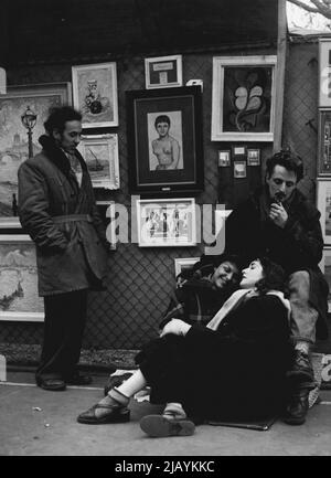 Burse D's Guinea means Alice Can Wed Now -- lange vor Sonnenaufgang gingen sie zum Victoria Embankment London, um ihre Bilder in der Open-Air-Ausstellung zu hängen - Pierre; auf dem ging er, mit Alice und June, die Sam als Kissen verwendeten. Schwester Dunlop, District Nurse, aus Saxmundham, Suffolk, brachte gestern eine Versuchungen und Fröhlichkeit zur jährlichen Open-Air-Ausstellung mit Gemälden in den Londoner Victoria Embankment Gardens. Denn im ersten Verkauf des Tages kaufte sie ein paar Halbguinea-Miniaturen. Und bärtiger Maler, Pierre de Villiers, 30, umarmt Alice Flint, 21, Sagte: Wir können jetzt heiraten. Sie sai Stockfoto