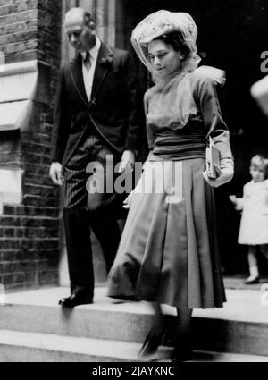 Herzog und Herzogin von Gloucester bei der Hochzeit von Australien in London -- der Herzog und die Herzogin von Gloucester verließ die Holy Trinity Church, Brompton (London), nachdem er an der Hochzeit von Oberstleutnant P. Parbury (Australier) mit Miss E. Phipps, Tochter von Lady Sybil Phipps, teilgenommen hatte. Die Braut ist ein ***** Von der Herzogin von Gloucester, zu der sie früher eine wartende Dame war. 7. Juli 1948. Stockfoto