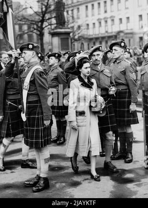 Prinzessin Margaret in Glasgow -- Prinzessin Margaret begleitet von Major Gen. A.P.D. Telfer-Smollett C.B., C.B.E., D.S.O., M.C., Oberst des Regiments, inspiziert die Ehrenwache. Als Oberst der Highland Light Infantry erhielt Prinzessin Margaret im Namen des Regiments die Freiheit der Stadt Glasgow. Die Zeremonie fand vor 30.000 Zuschauern am George Square in Glasgow statt. 09. April 1948. Stockfoto