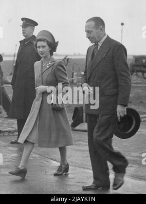 Prinzessin Margaret fliegt nach Belfast, Nordirland - um den neuen Liner 'Edinburgh Castle' zu starten -- Prinzessin Margaret läuft mit dem Air Vice-Marshal Sir John D'Albiac (Airport Manager) am Flughafen London zum Flugzeug. Prinzessin Margaret verließ den Flughafen London, Heathrow, auf dem Flug nach Belfast in Nordirland, um das neue Liner 'Edinburgh Castle' zu starten. Die Prinzessin wurde von ihrer Schwester Prinzessin Elizabeth gesehen und flog in dem Dakota-Passagierflugzeug, das normalerweise von Feldmarschall Viscount Montgomery für Sonderflüge genutzt wird. 14. Oktober 1947. Stockfoto