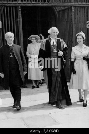 Prinzessin trifft den 'Roten Dekan' -- Prinzessin Margaret, die nach Canterbury, Kent, ging, um an den Feierlichkeiten zum Speech Day in der St. Edmund's School teilzunehmen, besuchte auch die Kathedrale von Canterbury. Hier wird sie von Dr. Hewlett Johnson (Mitte), bekannt als der „Rote Dekan“, und Dr. Fisher (links), dem Erzbischof von Canterbury, um die Kathedrale herum gezeigt. Der Dekan, der für seine sympathische Haltung gegenüber Russland bekannt ist, sagte kürzlich in Ottawa über seinen Erzbischof: „Er ist zutiefst unwissend, was in Russland vor sich geht“. Der lächelnde Erzbischof sagte kürzlich vom Dekan, dass er sich so verführt, dass er Versprödung schafft Stockfoto