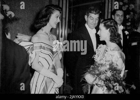 Royal Command Film Performance -- Prinzessin Margaret chatet mit Loretta Young (Star Lead des Films nach der Vorstellung heute Abend im Odeon, Leicester Square, London. Vor dem Odeon, dem Leicester-Platz, gab es bis in die Nacht riesige Menschenmassen, um ihre Majestäten, den König und die Königin, S.R.H. Prinzessin Margaret, zu sehen, und eine Reihe amerikanischer und britischer Filmstars kamen zur Royal Command Film Performance. Neben dem Film „The Bishops Wife“, der für die diesjährige Show ausgewählt wurde, sahen die königlichen Besucher den Farbfilm der königlichen Hochzeit und eine Bühnenshow mit Phyllis Calvert, Carolo Landis und Margaret Lock Stockfoto