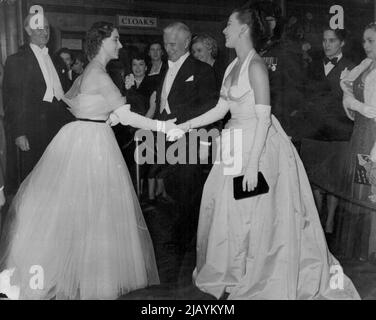 Premiere des New Chaplin Films -- nach der Premiere trifft Prinzessin Margaret auf die Stars des Films Charlie Chaplin und Claire Bloom. Claire hatte einen Strich durch die alte Vic gemacht, wo sie Julia in 'Romeo und Julia' spielte, um die Prinzessin zu treffen. Große Menschenmassen drängten sich heute Abend auf den Gehwegen vor dem CO eon, Leicester Square, London, um den Gästen zuzusehen, die zur Premiere des neuen Chaplin-Films „Limelight“ eintrafen. 16. Oktober 1952. (Foto von Paul Popper, Paul Popper Ltd.). Stockfoto