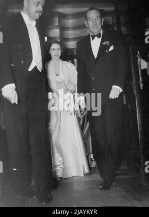 Erste Nacht von „relativem Wert“ -- Prinzessin Margaret, die heute Abend das Savoy Theatre verlässt, ist auf dem Bild mit ihr Noel Coward. 28. November 1951. (Foto von Daily Mail Contract Picture). Stockfoto