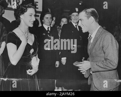 Prinzessin Margaret bei der Ice Show -- Prinzessin Margaret im Gespräch mit dem Komiker Norman Wisdom, nach der Show. Norman Wisdom erscheint in der Show. Die Prinzen Margaret besuchen gestern Abend eine Galavorstellung zugunsten der Girl Guides Association of Sinbad on Ice' in der Empress Hall, Farl's Court London. 17. Februar 1953. (Foto von London Express News und Feature Services). Stockfoto