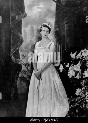 18 am Weihnachtstag -- Dieses unveröffentlichte Foto von Cecil Beaton wird anlässlich des 18.. Geburtstags, 25.. Dezember, ihrer Königlichen Hoheit, der Prinzessin Alexandra, Tochter der Herzogin von Kent, herausgegeben. Die Prinzessin trägt ein weiß gesticktes ***** Abendkleid. 22. Dezember 1954. (Foto von Paul Popper, Paul Popper Ltd.) Stockfoto