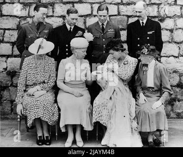 Roosevelt-Pate des neuen Prinzen -- erstes Bild von Prinz George, dem kleinen Sohn des Herzogs und der Herzogin von Kent - aufgenommen nach der Taufe. In der Gruppe danken der Herzog von Kent, König Haakon von Norwegen, Königin Mary, die Herzogin von Kent, die Dowager Marchionin von ***** . Prinz George von Kent, jüngstes Mitglied der königlichen Familie und drittes Kind des Herzogs und der Herzogin von Kent, wurde gestern vom Erzbischof von Canterbury im Land getauft. Präsident Roosevelt ist eine der acht Paten des Prinzen, der am 4.. Juli, dem amerikanischen Unabhängigkeitstag, geboren wurde und dessen Namen M sind Stockfoto