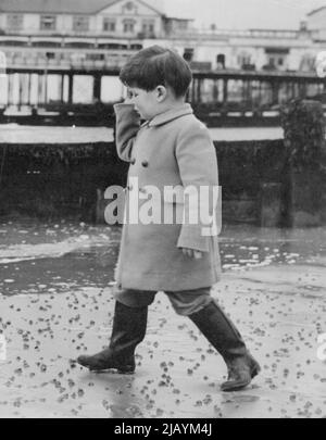 Prinz Michael tritt bei Bognor Regis aus -- Prinz Michael, der jüngere Sohn der Herzogin von Kent, macht einen Spaziergang am Strand von Bognor Regis, Sussex, wo er im Urlaub ist. 06. März 1945. (Foto von Planet News). Stockfoto