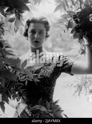 S.R.H. Prinzessin Alexandra -- Ein neues Porträt ihrer königlichen Hoheit Prinzessin Alexandra von Kent, aufgenommen von Cecil Beaton im Kensington Palace, London. H.R.H. trägt ein blau geblümtes Seidenkleid und eine Perlenkette mit doppelter Kordel und ein Charm-Armband. 15. August 1955. (Foto von Paul Popper, Paul Popper Ltd.) Stockfoto