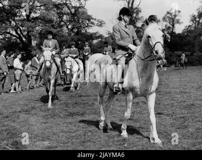 Iver Village Kinderpferdevorstellung und Gymkhana, in Iver Grove, Paddock, Iver, Bucks. S.R.H. die Herzogin von Kent mit Prinzessin Alexandra, dem Herzog von Kent, und Prinz Michael besuchte Prinzessin Alexandra und Prinz Michael trat für einige der Klassen ein. Prinzessin Alexandra, auf einer reinen Zuchtstute. Araber, geboren in der Wüste im Irak. Die Prinzessin, die „Tura'a“ in der Klasse II für Ponys reitet und von Kindern getragen und geritten werden kann, die in oder nach 1932 geboren wurden, in der Klasse 4 gewann die Prinzessin den Preis 4.. 17.Mai 1948. (Foto von Sport & General Press Agency Limited) Stockfoto