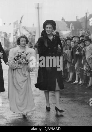 Mountbatten Wedding -- die Herzogin von Kent kommt mit ihrer Tochter Prinzessin Alexandra, die eine der Brautjungfern war - zur Hochzeit der Hon. Patricia Mountbatten und Capt. The Lord Brabourne in Romsey Abbey, Hampshire, heute Oktober 26. 05. November 1946. (Foto von Associated Press Photo) Stockfoto