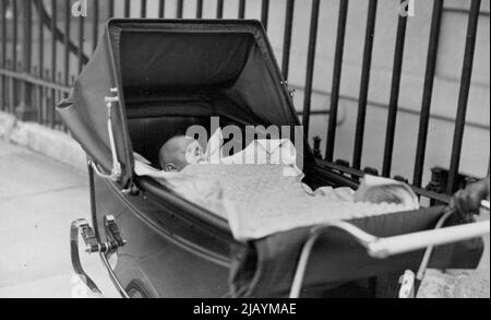 Bay Princess goes Out -- Prinzessin Alexandra, die kleine Tochter des Herzogs und der Herzogin von Kent, fotografiert, als sie heute auf dem Belgrave Square in ihrem Kinderwagen unterwegs war (Sa). 22.Mai 1937. (Foto von London News Agency Photos Ltd.) Stockfoto