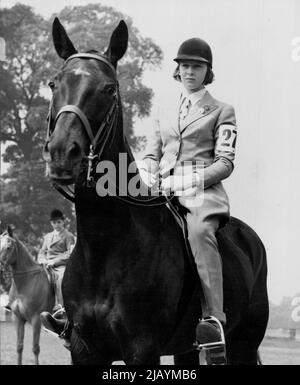 Prinzessin Alexandra im Sattel -- Prinzessin Alexandra, 12-jährige Tochter der Herzogin von Kent, bestieg sich heute (Samstag) vertrauensvoll auf ihrem Pony auf der Royal Windsor Horse Show, Home Park, Windsor Castle, als die Prinzessin in der Klasse 27 (Child's Pony) antrat. 14.Mai 1949. Stockfoto