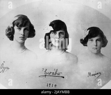 Das Mädchen Prinzessin George soll heiraten -- Ein bisher unveröffentlichtes Bild der charmanten Prinzessin Marina von Griechenland, Verlobter von Prinz George. Sie wird hier mit ihrem ***** gesehen Schwestern als Mädchen, und ihre Autogramme sind unter jedem ***** geschrieben Hochformat. Olga; Elizabeth; Marina. 15. Oktober 1934. (Foto von Keystone). Stockfoto