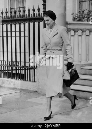 Herzogin von Kent geht zur italienischen königlichen Hochzeit -- die Herzogin von Kent, als sie Nr. 3, Belgrave Square, für Hendon verließ. Der Herzog und die Herzogin von Kent verließen ihr Haus auf dem Belgrave Square in London zum Hendon Aerodrome, von wo aus sie per Flugzeug nach Florenz aufreisten, um an der Hochzeit des Herzogs von Spoleto, des Sohnes des Königs Viktor Emmanuel von Italien, mit Prinzessin Irene von Griechenland teilzunehmen. 30. Juni 1939. Stockfoto