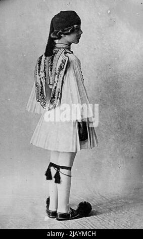 Prinzessin Marina - Mädchenstudie -- Eine neuartige und völlig charmante Studie von Prinzessin Marina - jetzt die Herzogin von Kent - im Alter von 10 Jahren. Sie trägt das Kostüm der Evzone, des Rissregiments von Greecr, das früher als Wächter des Präsidenten diente. 31. Dezember 1934. (Foto des zugehörigen Pressefotos). Stockfoto