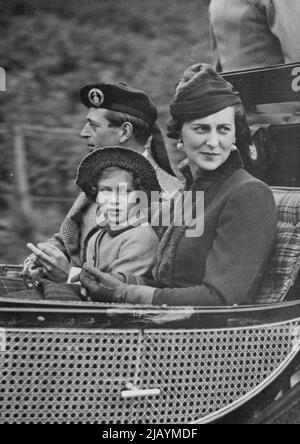 König und Königin in Begleitung von Herzog und Herzogin von Kent im Dienst - der Herzog und die Herzogin von Kent fuhren gestern zur Crathie Church. Zwischen ihnen ist Prinzessin Margaret Rose. Der König und die Königin wurden von dem Herzog und der Herzogin von Kent begleitet, als sie gestern von Balmoral aus zur Crathie Church fuhren. 4. Oktober 1937. (Foto von Topical Press). Stockfoto