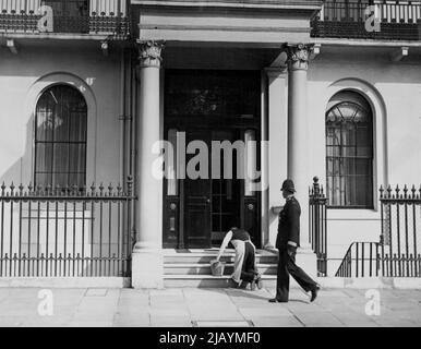 Polizeiwache auf dem Haus der Herzogin von Kent nach dem Schießen -- die Polizeiwache vor dem Haus der Herzogin von Kent am Belgrave Square, London, S.W., heute Morgen. Als die Herzogin von Kent gestern Abend kurz vor 9 Uhr ihr Haus am Belgrave Square, London, S.W., verließ, wurde ein Schuss in Richtung ihres Autos abgefeuert. Sie wurde nicht verletzt. Später wurde ein Mann eingesperrt. Währenddessen wurde vor dem Haus der Herzogin ein Polizeibeamter gestellt. 6. Juni 1939. (Foto von Topical Press). Stockfoto