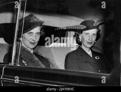 Herzogin von Kent besucht Clarence House - die Herzogin von Kent verlässt Clarence House - Heimat von Prinzessin Elizabeth und dem Herzog von Edinburgh an diesem Nachmittag. Sie wird von ihrer Schwester begleitet (rechts). 24. September 1951. (Foto von Planet News) Stockfoto