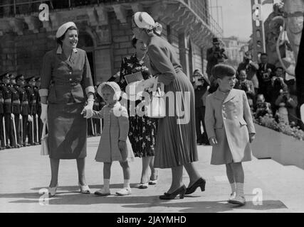 Preis Charles und Prinzessin Anne sehen große Parade -- Prinzessin Anne und Prinz Charles kommen heute zur kombinierten Dienstparade in Floriana an. Die Freude der Menschen in Malta wurde heute beendet, als T.R.H. Prinz Charles und Prinzessin Anne gingen von der 'Britannia' an Land, um zuzusehen, wie S.M. die Königin und S.R.H. der Herzog von Edinburgh eine kombinierte Dienstparade auf dem Floriana-Paradeplatz, Valletta, überprüfen. Die königlichen Kinder, beide in Gelb gekleidet, beobachteten aufgeregt das Geschehen von einem Balkon im zweiten Stock eines Hotels mit Blick auf die herrliche Szene. 04.Mai 1954. (Foto von Fox Photos). Stockfoto