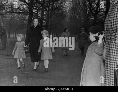 Schaut Mama, ist das nicht Prinz Charles und Prinzessin Anne? - Und ein kleines Mädchen steht fast auf 'Achtung'. 27. November 1954. (Foto von Daily Mirror). Stockfoto