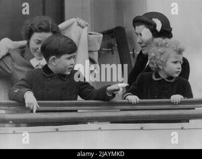 Prinzessin Anne folgt heute (Mittwoch) dem Malfinger von Prinz Charles an Bord der neuen Royal Yacht Britannia in der Portsmouth Dockyard. Die königlichen Kinder entdeckten interessante Sehenswürdigkeiten in ihrer Umgebung, als sie ihre Eltern, die Königin und den Herzog von Edinburgh, in Tobruk treffen wollten. Dockyard-Arbeiter gaben ihnen eine wiederverwendende Absendung. 14. April 1954. (Foto von Reuterphoto). Stockfoto