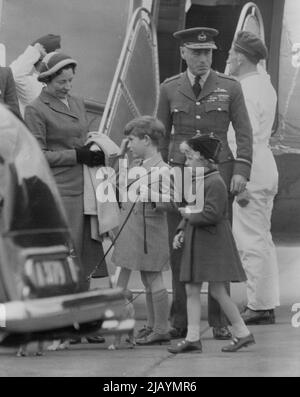 Königliche Kinder kehren nach London zurück – zurück in London von ihrem Aufenthalt im Balmoral sind Prinz Charles und Prinzessin Anne, die bei ihrer Ankunft am Londoner Flughafen von Aberdeen an diesem Nachmittag (Donnerstag) jeweils einen Haustier-Corgi an der Leine halten. Der Flug, der erste Flug der königlichen Kinder, wurde vom Sonntag - als die Königin zurückkehrte - verschoben, weil Prinzessin Anne eine Ohrinfektion hatte. 09. Juni 1955. Stockfoto