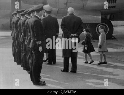 Die Prinzessin ist zu Hause -- die kleine Prinzessin Anne ist begeistert und Prinz Charles bewundert offensichtlich die Uniformen der Piloten, als S.R.H. Prinzessin Margaret die Hände mit der Crew des Stratocruiser Canopus schüttelt, nachdem sie heute am Flughafen London gelandet ist. Ihre Königliche Hoheit Prinzessin Margaret kam heute nach ihrer Karibikreise nach Hause. Die Königlichen Kinder gingen mit S.M. der Königin S.R.H. dem Herzog von Edinburgh und der Königinnen-Mutter zur großen Prinzessin am Londoner Flughafen. 03. März 1955. (Foto von Fox Photos). Stockfoto