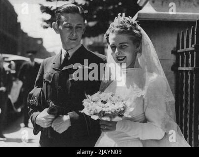 Heutige Hochzeit -- die Braut und der Bräutigam verlassen die Kirche nach der Zeremonie. Die Hochzeit fand heute Nachmittag in der St. James Church, spanischer Ort, statt. Norman Henry Nixon, der ältere Sohn des verstorbenen William Hendy Nixon und Mrs. Nixon aus Middle Park, Melbourne, Australien, und Patricia Margaret Campbell Balfour aus Blundellsands, Liverpool. Die Mutter der Braut ist eine W.A.F. Group Officer. 23. Juni 1945. (Foto von Topical Press). Stockfoto