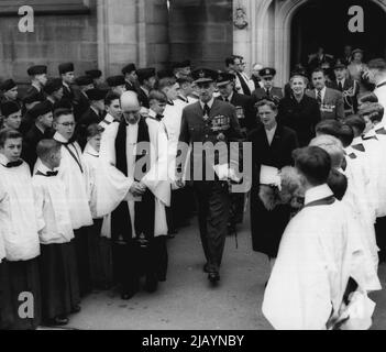 Kampf um Großbritannien Gottesdienst in St Andrews: Der Oberkommandierende Bomber Command (RAF) Sir George Mills und Lady Mills verlassen die St Andrews Cathedral mit dem Dekan von Sydney, dem Very Rev E. A. Pitt, Rafvr. Hinter Sir George Mills steht der Air Officer, der den Air-Vice Marshal A. L. Walters und Mrs. Walters des Home Command kommandieren wird. 18. September 1955. (Foto von Leyden). Stockfoto