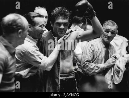 Freddie Mills gewinnt nach seinem Weltmeistertitel gegen Gus Lesnevuch. Sein Manager, Herr Ted Broadribb (rechts). Mills würdigt den Jubel, nachdem er den Weltmeistertitel von Lesnewitsch gewonnen hat. Manager Ted Broadribb befindet sich auf der rechten Seite. 24. Juni 1953. (Foto von Sport & General Press Agency Limited). Stockfoto