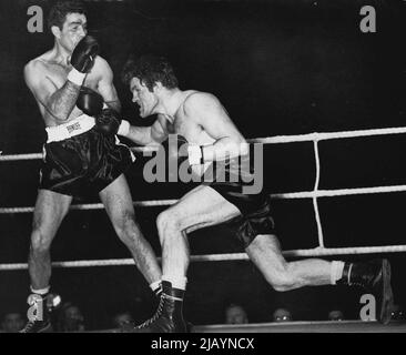 Freddie Mills V Joey Maxim...Weltleichter schwerer Titelkampf auf earls Court heute Abend. Runde 9, des Großen Kampfes. Es ist fast das Ende, aber es gibt keine Anzeichen von Schwäche in Mills, als er ein Recht auf Maxim Magen wirft, während der Amerikaner blockiert. 24. Januar 1950. (Foto von Paul Popper Ltd.). Stockfoto