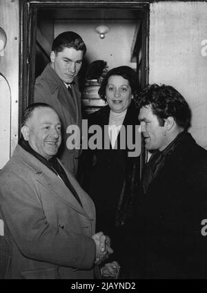 Jack Solomons (links) der Boxpromoter, mit Freddie Mills. 07.Mai 1953. (Foto von Sport & General Press Agency Limited). Stockfoto