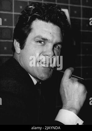 British Sporting Personalities: Freddie Mills, ehemaliger Inhaber der Boxtitel von British, British Empire, European und World Cruiserweight, hat jetzt die Fight-Promotion aufgenommen. 10. Februar 1955. (Foto von Peter Abbey, Camera Press). Stockfoto