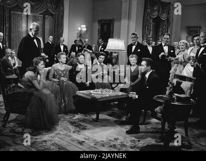 Peter nimmt den Ruf an, Minister der berühmten Presbyterianischen Kirche der New York Avenue in Washington D.C. zu werden.Junge Menschen wie Barbara Tremaine (Gloria Gordon) sind begeistert von Peters Begeisterung und seinen fortschrittlichen Ideen. Aber Bollwerke der Kirche wie die schwarz gekleidete Miss Fowler (Marjorie Rambeau) fürchten, dass der schottische Einwanderer Traditionen zerstören wird. Sie heiraten und Peter wird zum Minister einer berühmten Kirche in Washington ernannt. Sein Enthusiasmus und seine progressiven Ideen begeistern die jungen Gemeindemitglieder, schockieren aber diejenigen, die an die Tradition gebunden sind. 20.Mai 1955. Stockfoto