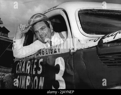 „Fearless Freddie“ – Autofahrer. Erkennen Sie das fröhliche Lächeln. Freddie Mills, der Boxer, der jetzt Angst im Ring zeigte, zeigt, dass er keine Angst auf der Strecke hat. Freddie Mills, ehemaliger Weltmeister im leichten Schwergewicht, der seit seiner Pensionierung Restaurantbesitzer und Boxförderer geworden ist, hat heute Nachmittag die Stock Cars in Harringay ausprobiert. Er wird die Rennen heute Abend beobachten und kann am nächsten Treffen teilnehmen. 13. August 1954. (Foto von Paul Popper, Paul Popper Ltd.). Stockfoto