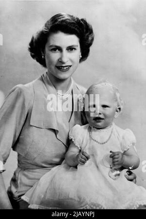 Geburtstagsbild von Prinzessin Anne -- Eine neue und charmante Studie von Prinzessin Elizabeth mit ihrer kleinen Tochter, die anlässlich des ersten Geburtstages von Prinzessin Anne, 15.. August 1951, aufgenommen wurde. Die kleine Prinzessin trägt die Korallenkette und hält die Rassel, die von Prinzessin Elizabeth verwendet wurde, als sie im gleichen Alter, im Jahr 1927, fotografiert wurde. 15. August 1951. (Foto von Fox Photos). Stockfoto