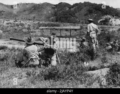 Bazooka-Teams trainieren in Haramura, Japan. Die britische Commonwealth-Besatzungsmacht in Japan wird zur Kriegszeit erhoben und das 3 Milliarden Royal Australian Regiment hat intensiv für die Art von Gelände trainiert, das in Korea abgedeckt werden muss. 13. September 1950. (Foto: Public Relations Section, HQ BCOF, Japan). Stockfoto