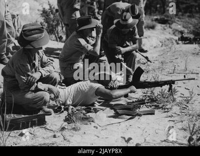 Männer des 3 Mrd. Royal Australian Regiment beobachten das Bren Gun Feuer während eines intensiven Trainings in Haramura Japan. Die britische Commonwealth-Besatzungsmacht in Japan wird zur Kriegszeit erhoben und das 3 Milliarden Royal Australian Regiment hat intensiv für die Art von Gelände trainiert, das in Korea abgedeckt werden muss. 13. September 1950. (Foto: Public Relations Section, HQ BCOF, Japan). Stockfoto