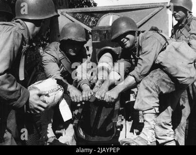 155 Howitzer-Panzer, der auf einer australischen Kampfstation in Waffenbruch verladen wurde. 22. Oktober 1942. Stockfoto