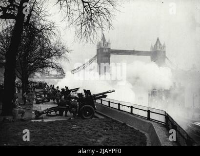 Turmsalut zum Jahrestag der Königin: Gruß von 62 Gewehren, die heute (Freitag) zu Ehren des ersten Jahrestages des Beitritts der Königin auf den Tower of London von A Battery, 1. Regiment Royal Horse Artillery, abgefeuert wurden. 6. Februar 1953. (Foto von Reuterphoto). Stockfoto