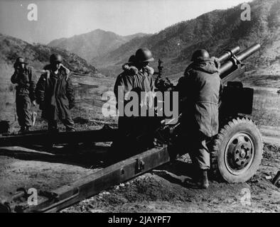 2. LT Earl Patton, Sipsey, ***** (Zweiter von links) sieht zu, wie PFC Walter Self, Right, Btry 'C', 555. FA Bn, 2. US Iru DIC, während des Trainings der US-Infanterie-Division 2. in Korea eine Schale in die Kammer einer 105mm Haubitze legt. 19. Februar 1954. (Foto von Australian Army Public Relations Picture). Stockfoto