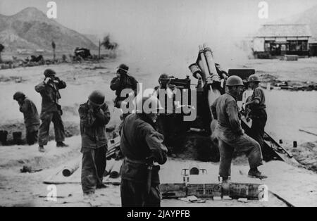 In Aktion in Korea: Männer einer 155mm-köpfigen Howitzer-Crew halten ihre Ohren, während ihre Waffe in Aktion tritt, um die Nordkoreaner zurückzudrängen. Ein Frontfoto von „irgendwo in Korea“. 10. August 1950. (Foto von Paul Popper Ltd.). Stockfoto