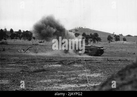 Ein Punkt-Blank-Angriff auf Panzer wurde an der gepanzerten Schule der australischen Armee, Puckapunyal, demonstriert. Die verwendete Waffe ist ein PIAT (Projektor-Infanterie-Panzerabwehr). Top: Das PIAT-Team macht sich bereit. Unten: Das Ergebnis. Der Bombenbehälter ist im Kreis dargestellt. 1. Januar 1948. Stockfoto