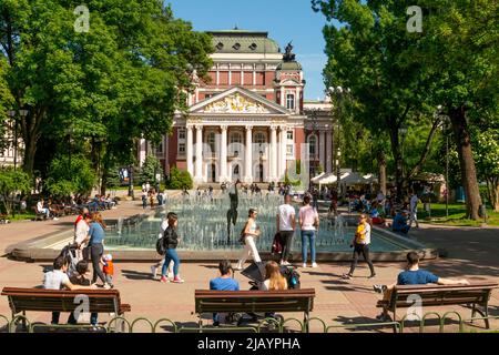 Menschen im Nationaltheater Ivan Vazov im Stadtgarten in der Innenstadt von Sofia, Bulgarien, Osteuropa, Balkan, EU Stockfoto