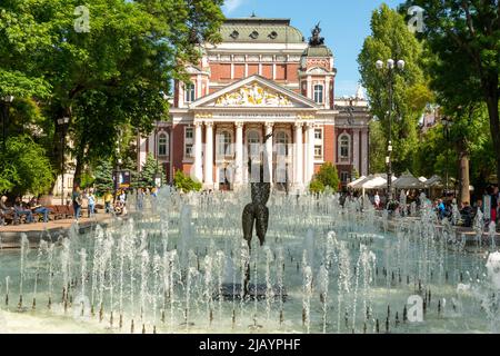 Das Nationaltheater Ivan Vazov als Sehenswürdigkeit im Stadtgarten in der Innenstadt von Sofia, Bulgarien, Osteuropa, Balkan, EU Stockfoto