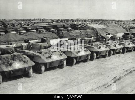 Mechanisierte Einheiten warten auf D-Day in England -- mechanisierte Einheiten aller Art, aufgereiht in einem Versorgungslager in England, warten auf die Eröffnung der europäischen zweiten Front, da Invasionsreparationen bis ins letzte Detail ausgearbeitet werden. 8.Mai 1944. (Foto von Associated Press Photo). Stockfoto