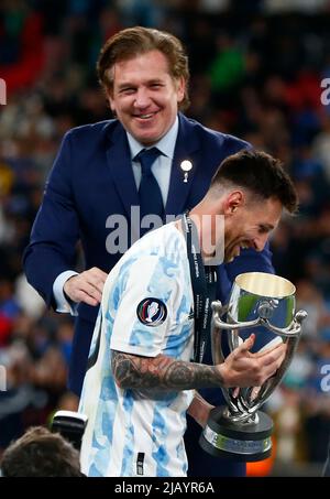 London, Großbritannien. 01.. Juni 2022. LONDON, ENGLAND - 01. JUNI: Lionel Messi aus Argentinien mit Trophyduring Finalissima CONMEBOL - UEFA Cup of Champions zwischen Italien und Argentinien im Wembley Stadium, London, UK 01. June, 2022 Credit: Action Foto Sport/Alamy Live News Stockfoto