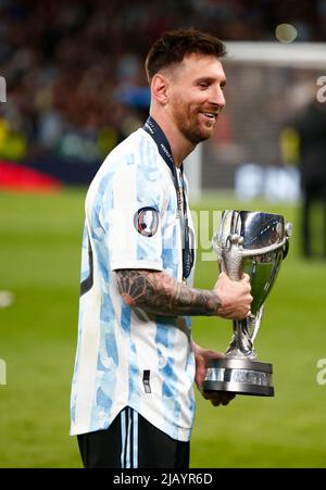 London, Großbritannien. 01.. Juni 2022. LONDON, ENGLAND - 01. JUNI: Lionel Messi aus Argentinien mit Trophyduring Finalissima CONMEBOL - UEFA Cup of Champions zwischen Italien und Argentinien im Wembley Stadium, London, UK 01. June, 2022 Credit: Action Foto Sport/Alamy Live News Stockfoto